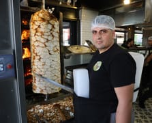 Döner ustaları sırt ve göğüslerine kalıp buz koyarak çalışmaya başladı