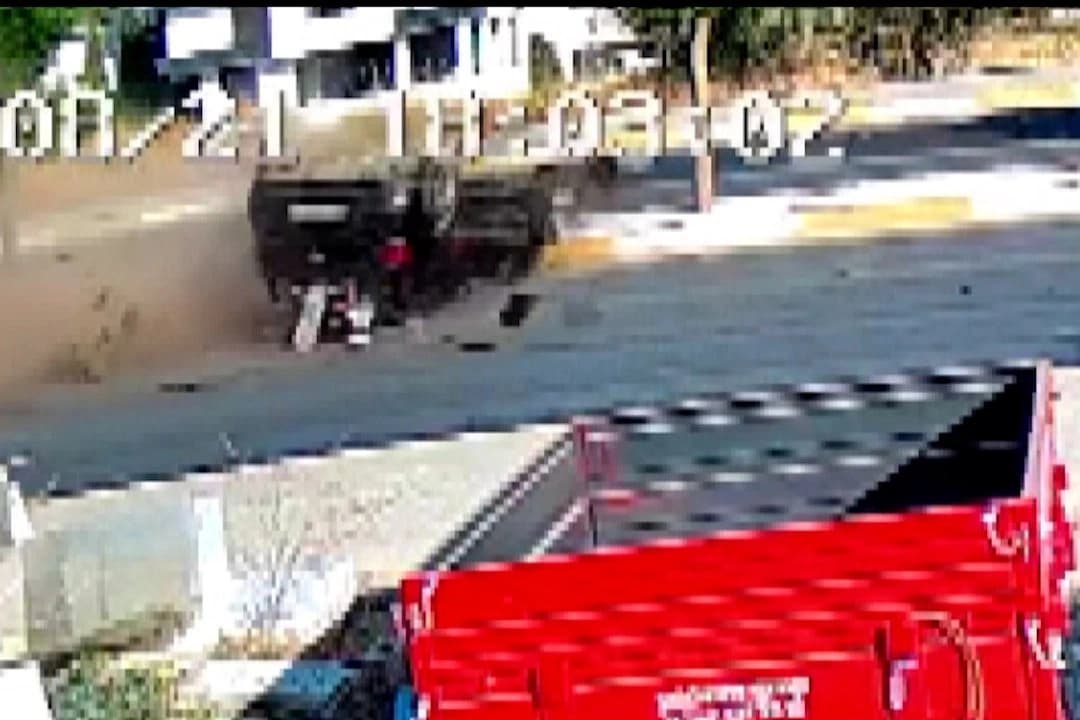 Otomobil takla attı