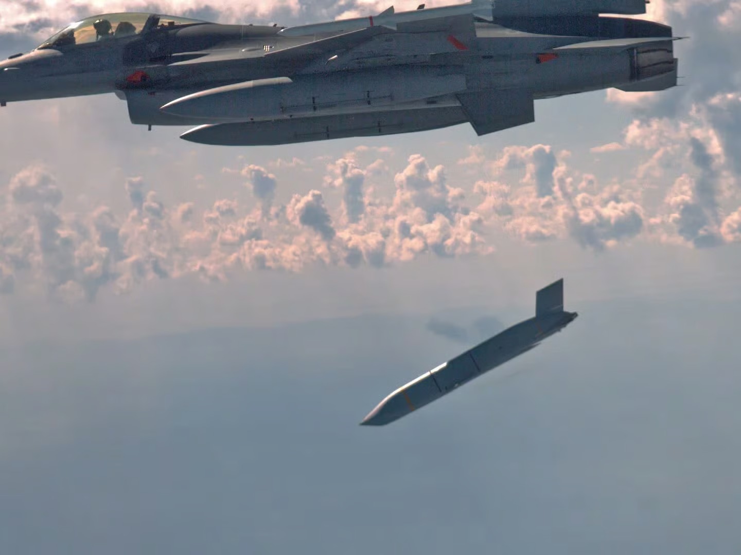 Trump Weighs JASSM Missile Deliveries to Ukraine        Chat