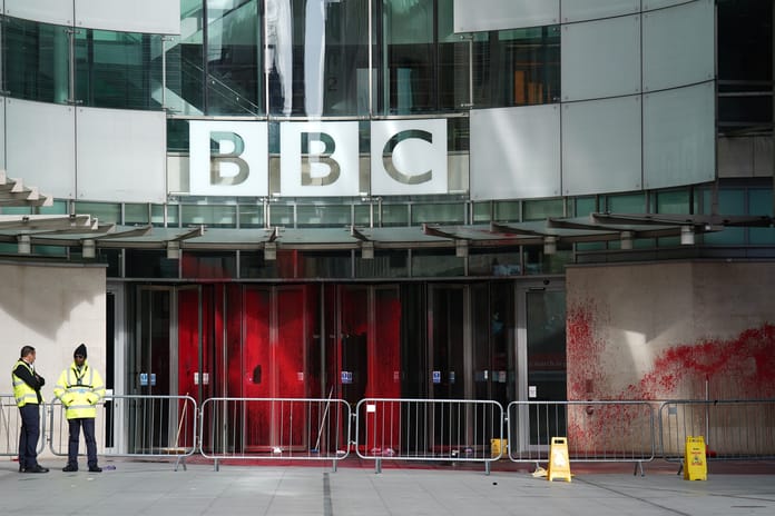 Sanatçılar BBC'ye isyan etti: İsrail yanlısı yönetici istifa etsin