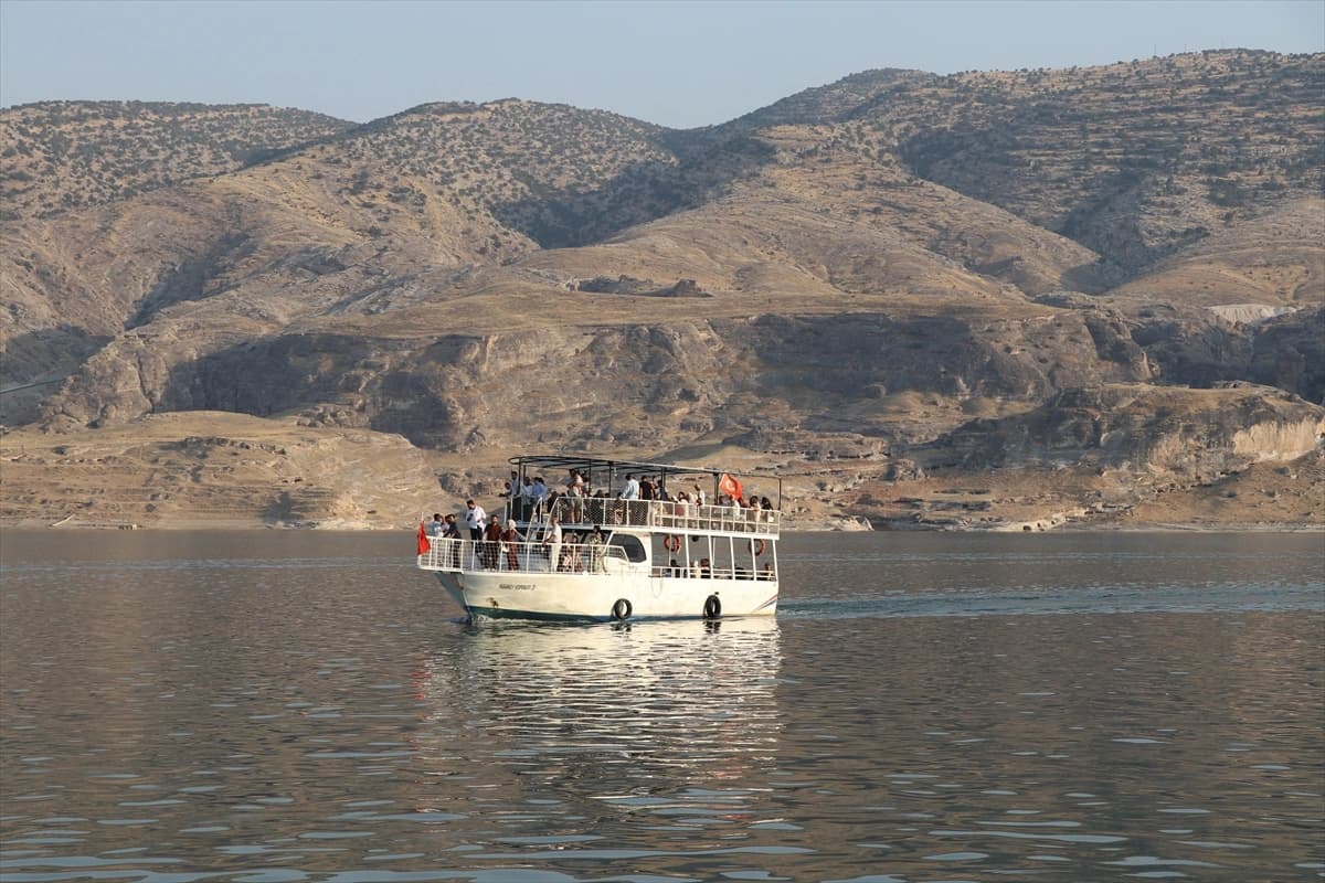 Ilısu Baraj Gölü ziyaretçilerine tarihi panorama sunuyor