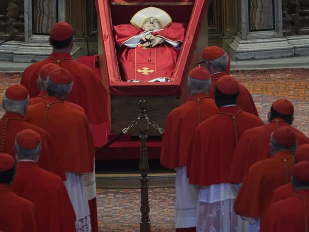 Papa Francis'in cenazesi diplomatik satranç tahtasına dönüyor