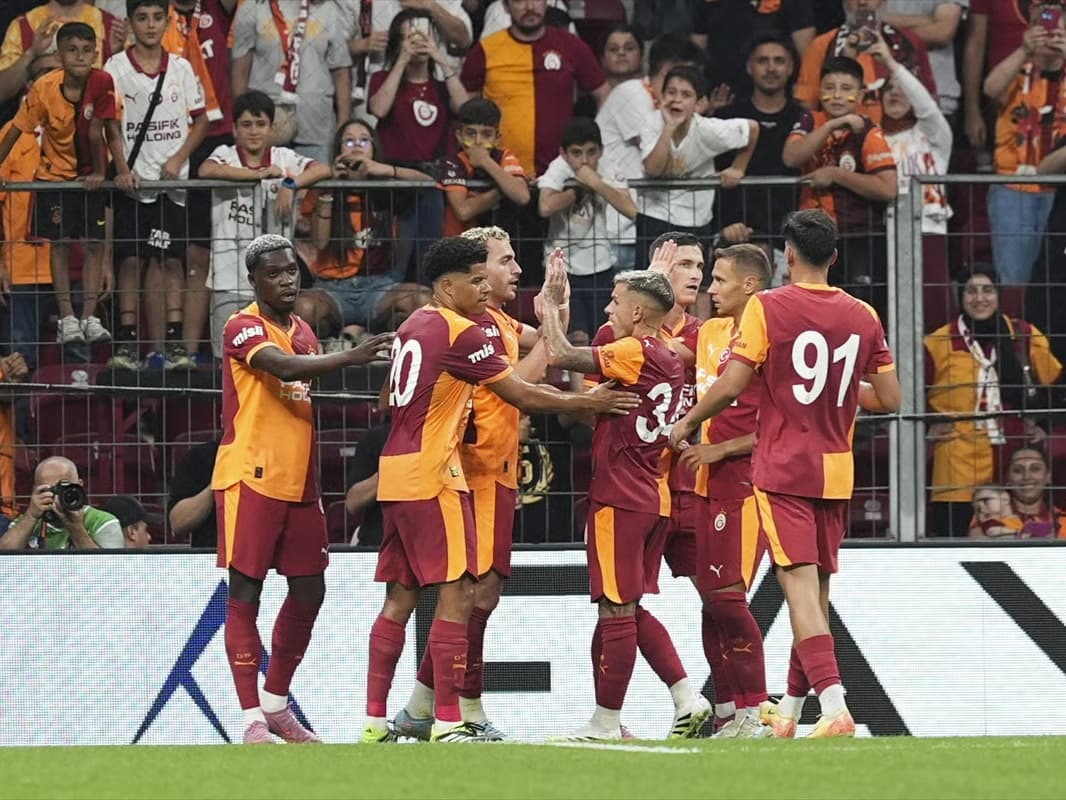 Galatasaray'da Lazio maçı öncesi imza töreni