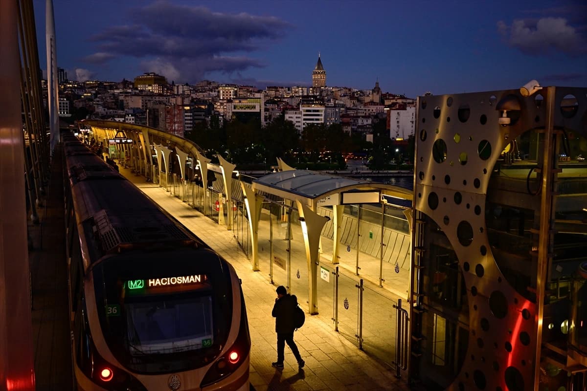 İstanbul'un tarihi silüeti gün batımında objektife yansıdı