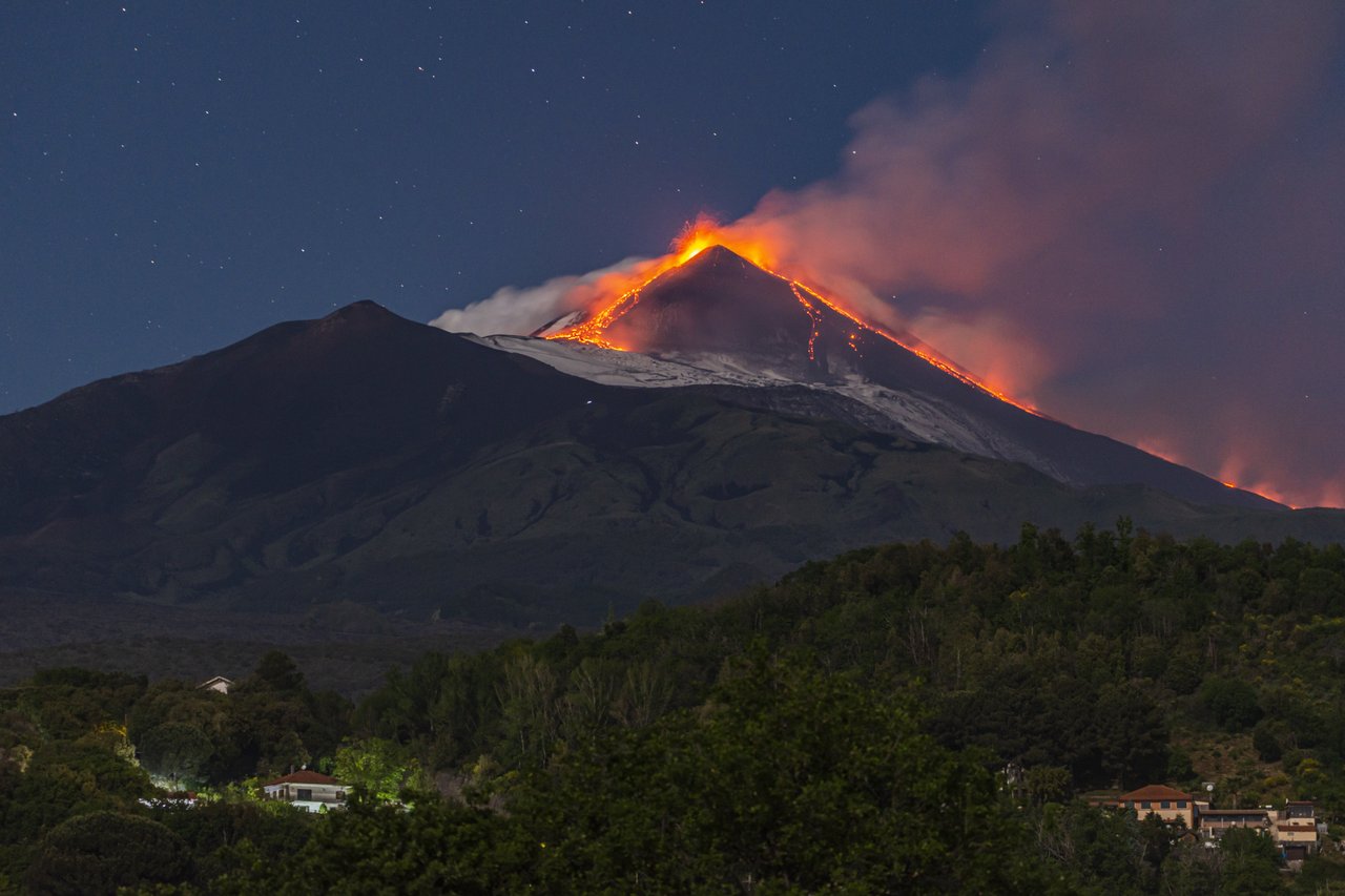 Etna Yanardağı tekrar patladı