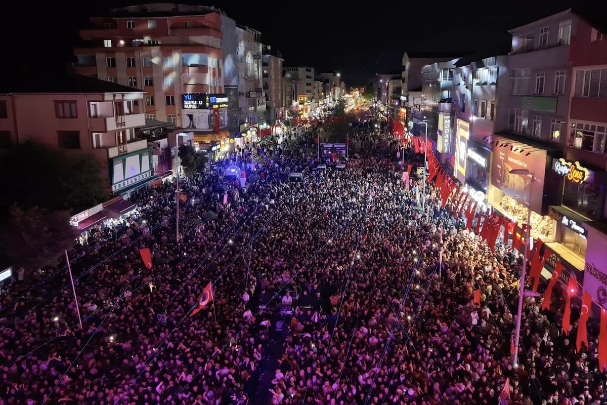 Sultanbeyli'de kanseri yenen minik Zeyd için gökyüzü balonlarla renklendi