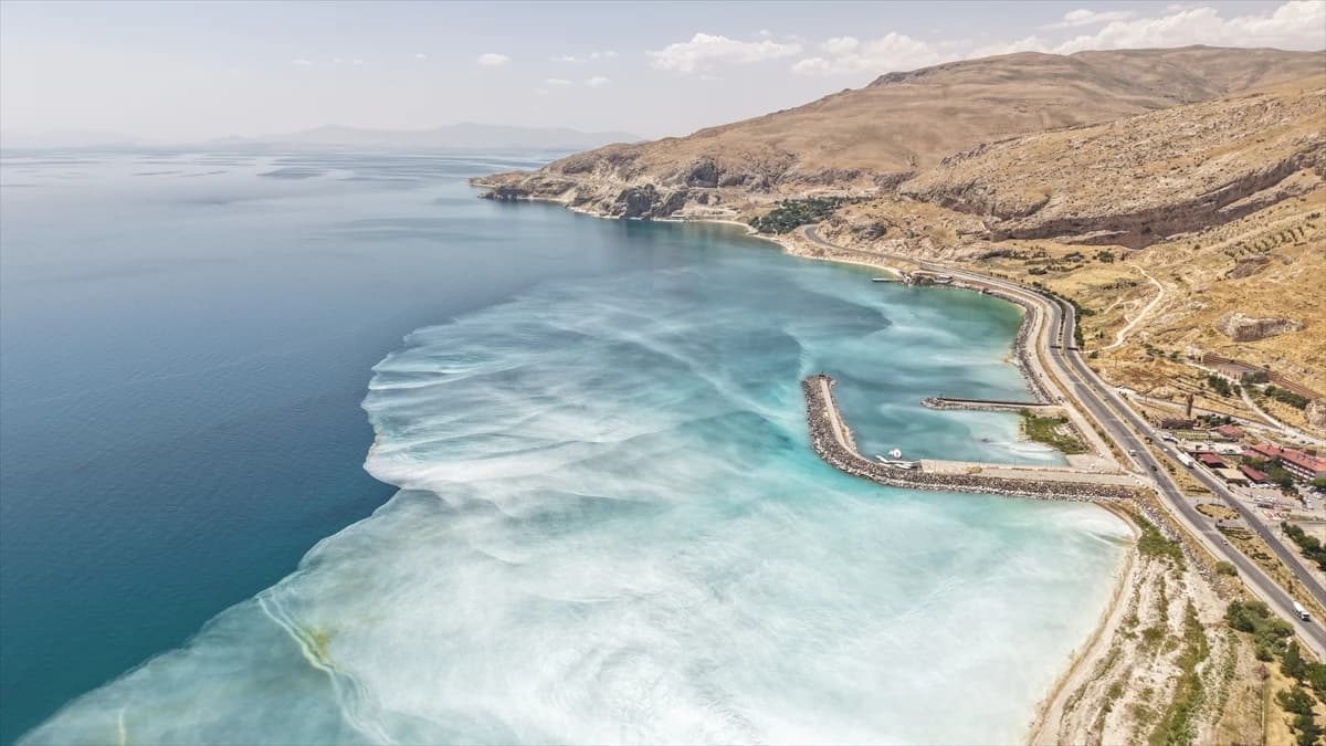 Van Gölü üzerinden oluşan desenler görenleri şaşırttı