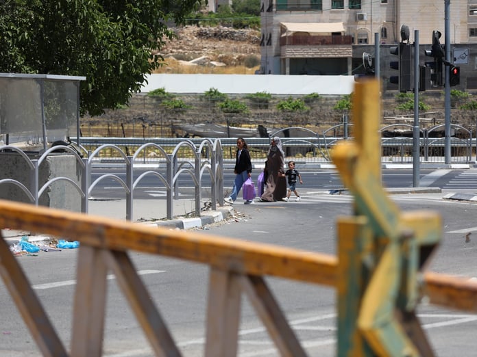 İsrail Batı Şeria'da hayatı felç etti: Ambulanslar engellendi, siviller toprak yollara mahkum oldu