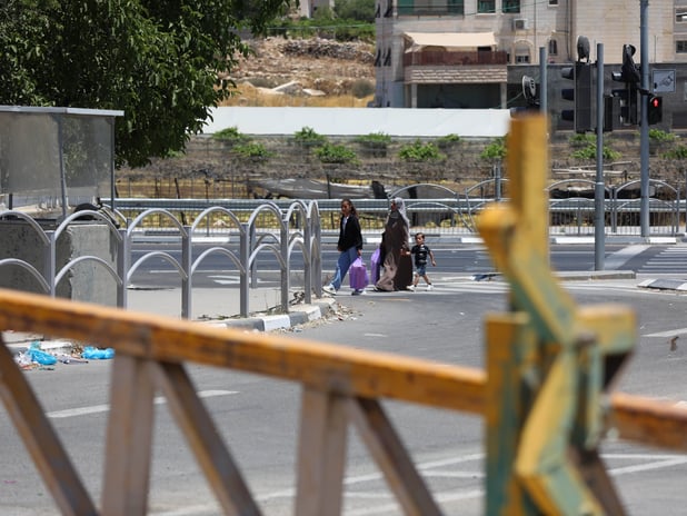 İsrail Batı Şeria'da hayatı felç etti: Ambulanslar engellendi, siviller toprak yollara mahkum oldu