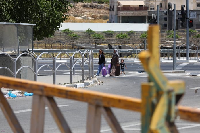 İsrail Batı Şeria'da hayatı felç etti: Ambulanslar engellendi, siviller toprak yollara mahkum oldu