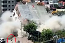 Adana'da yürekleri ağza getiren olay! Yıkılan binanın yanından son anda kaçtı