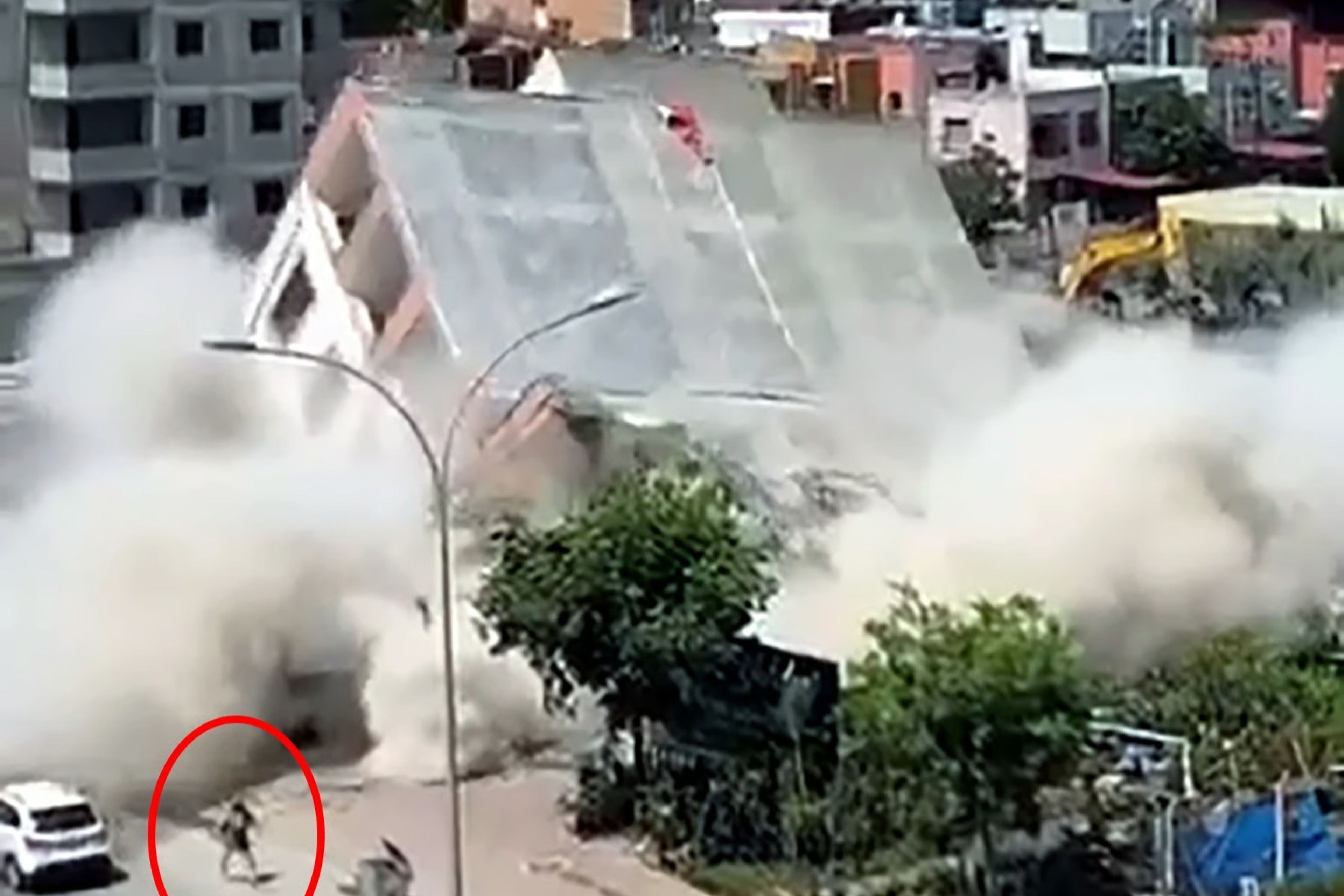 Adana'da yürekleri ağza getiren olay! Yıkılan binanın yanından son anda kaçtı