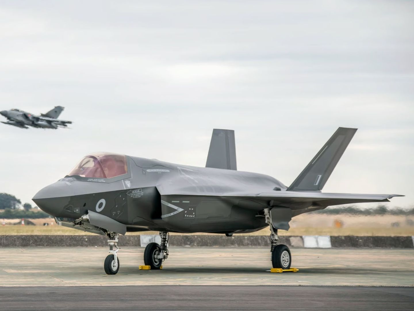 Birleşik Krallık’ın iki F-35B savaş uçağı teslimat uçuşunda arızalandı
