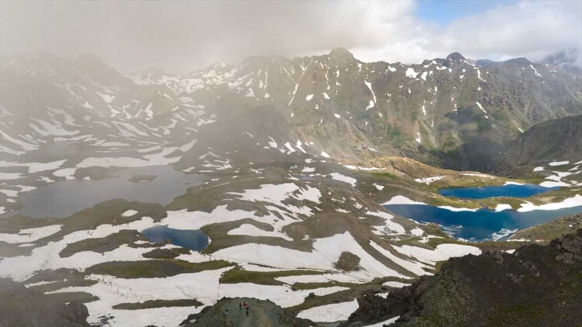 Erzurum'da 3 bin 200 rakımdaki Yedigöller'de kar ve yaz bir arada