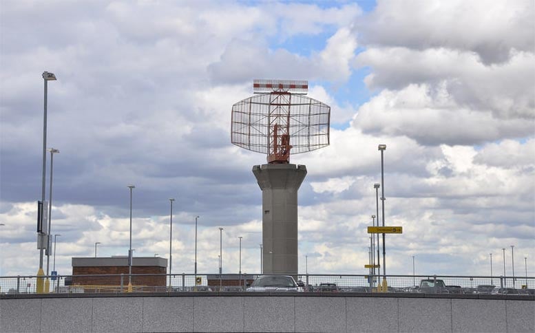 Sivil havaalanlarında (Heathrow'daki gibi) ve askeri operasyonlarda kullanılan radar sistemleri, yaydıkları gizli elektromanyetik sızıntı nedeniyle varlığımızı potansiyel gelişmiş uzaylı medeniyetlerine farkında olmadan ifşa ediyor.