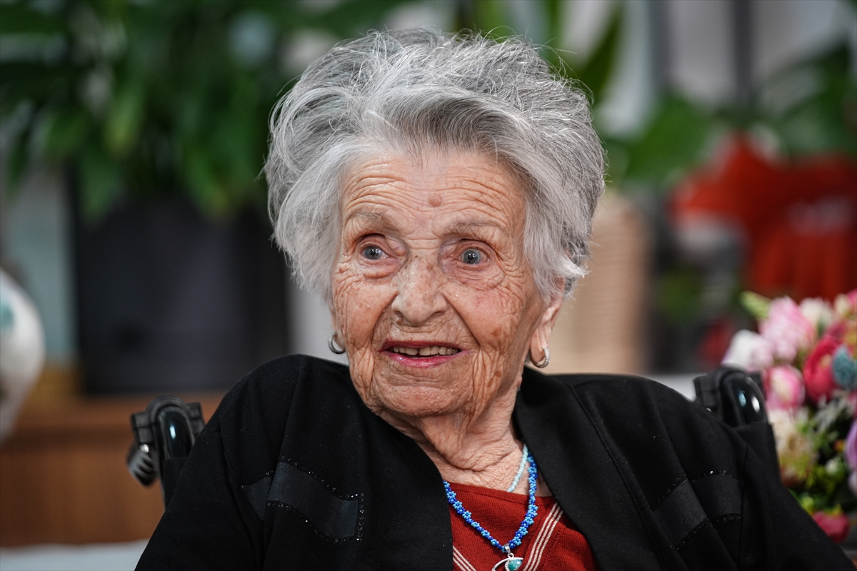 100 yıllık çınarın doğum günü dileği gerçek oldu: İzmir'de asırlık kutlama