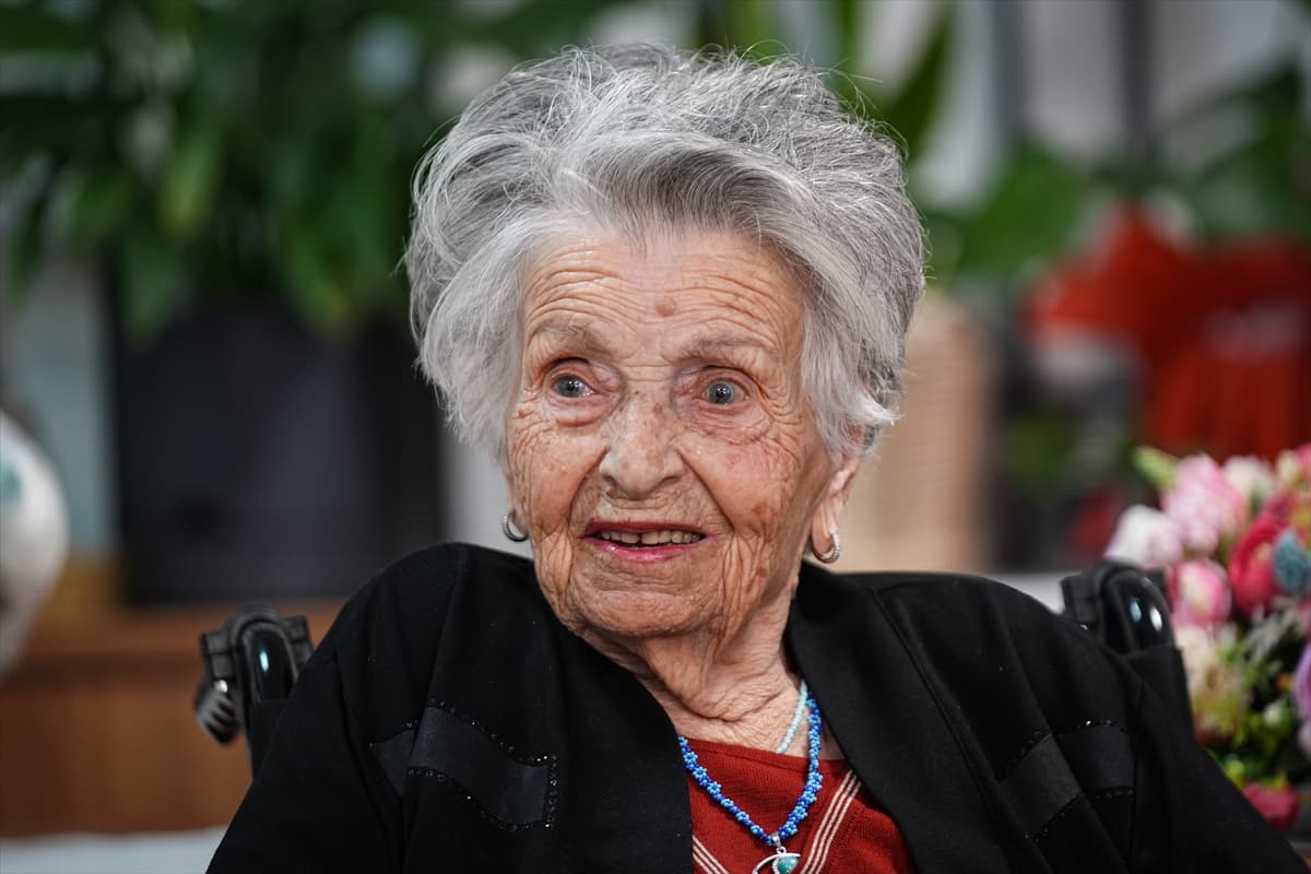 100 yıllık çınarın doğum günü dileği gerçek oldu: İzmir'de asırlık kutlama