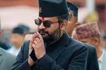 Nepal'de Başbakan seçilen eski rapçi göreve başladı