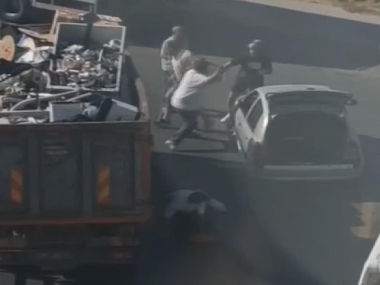 Trafikte tartıştığı motosikletliye baltayla saldırdı