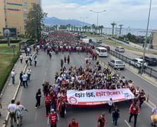 İzmir'de işçiler grevde, çöpler ortada kaldı