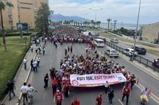 İzmir'de işçiler grevde, çöpler ortada kaldı