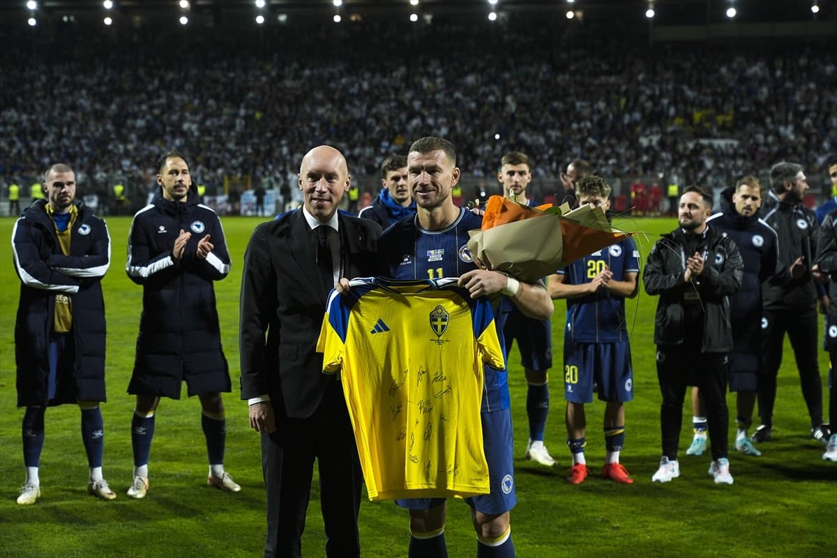 Bosna Hersek'te bir devir kapandı: Edin Dzeko alkışlar eşliğinde milli takıma veda etti
