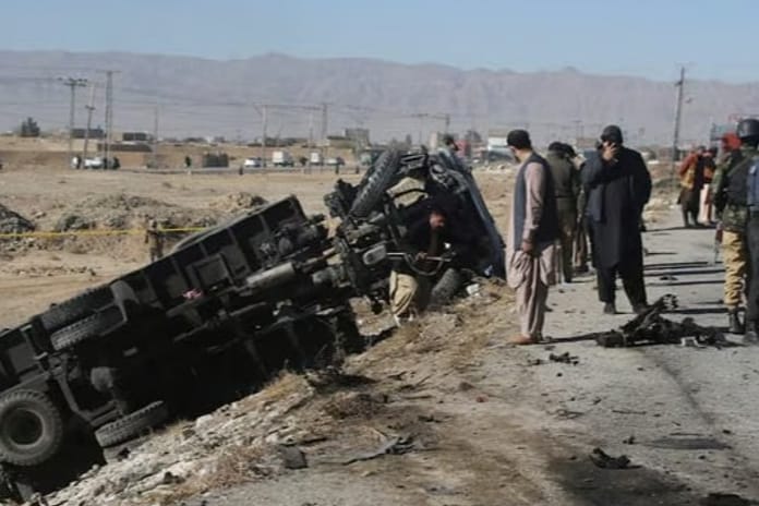 Pakistan'da öğrenci servisine terör saldırısı: 4 ölü