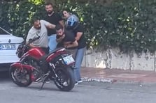 Boğazına şeker kaçtı motosikletlinin Heimlich manevrasıyla kurtuldu