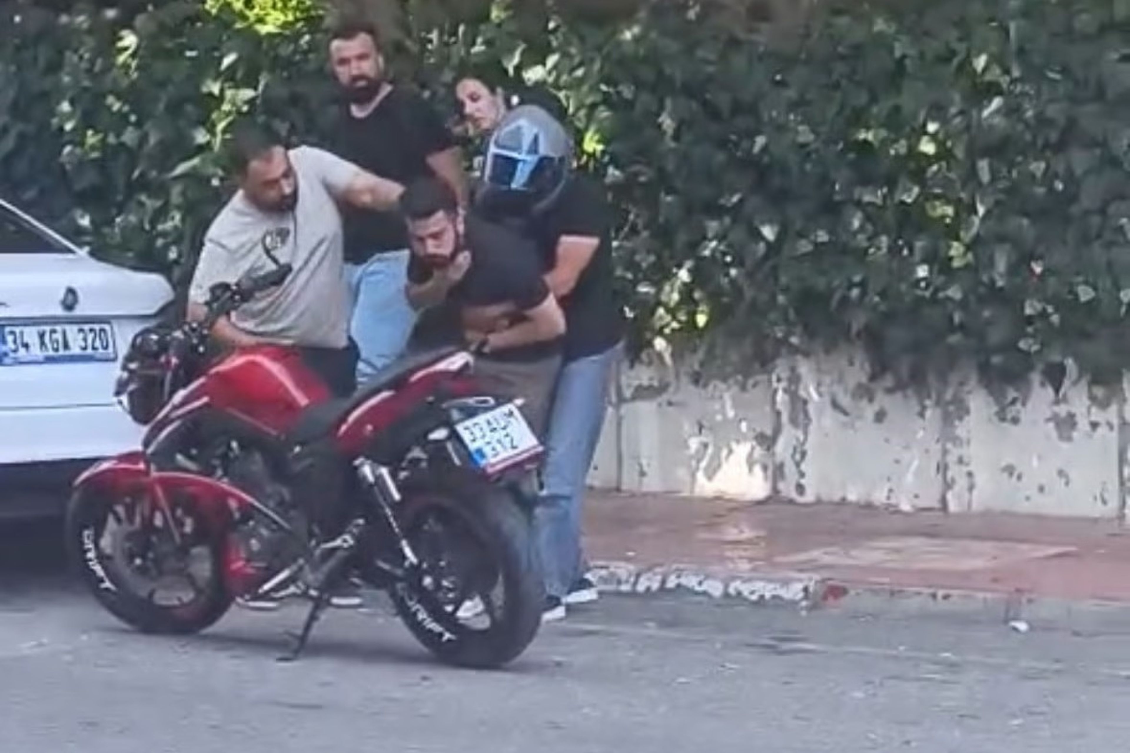 Boğazına şeker kaçtı motosikletlinin Heimlich manevrasıyla kurtuldu