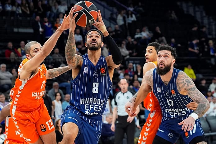 Anadolu Efes moral buldu