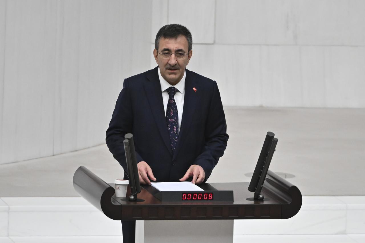 Meclis'te alışılmadık sıcak anlar: Liderler tokalaştı