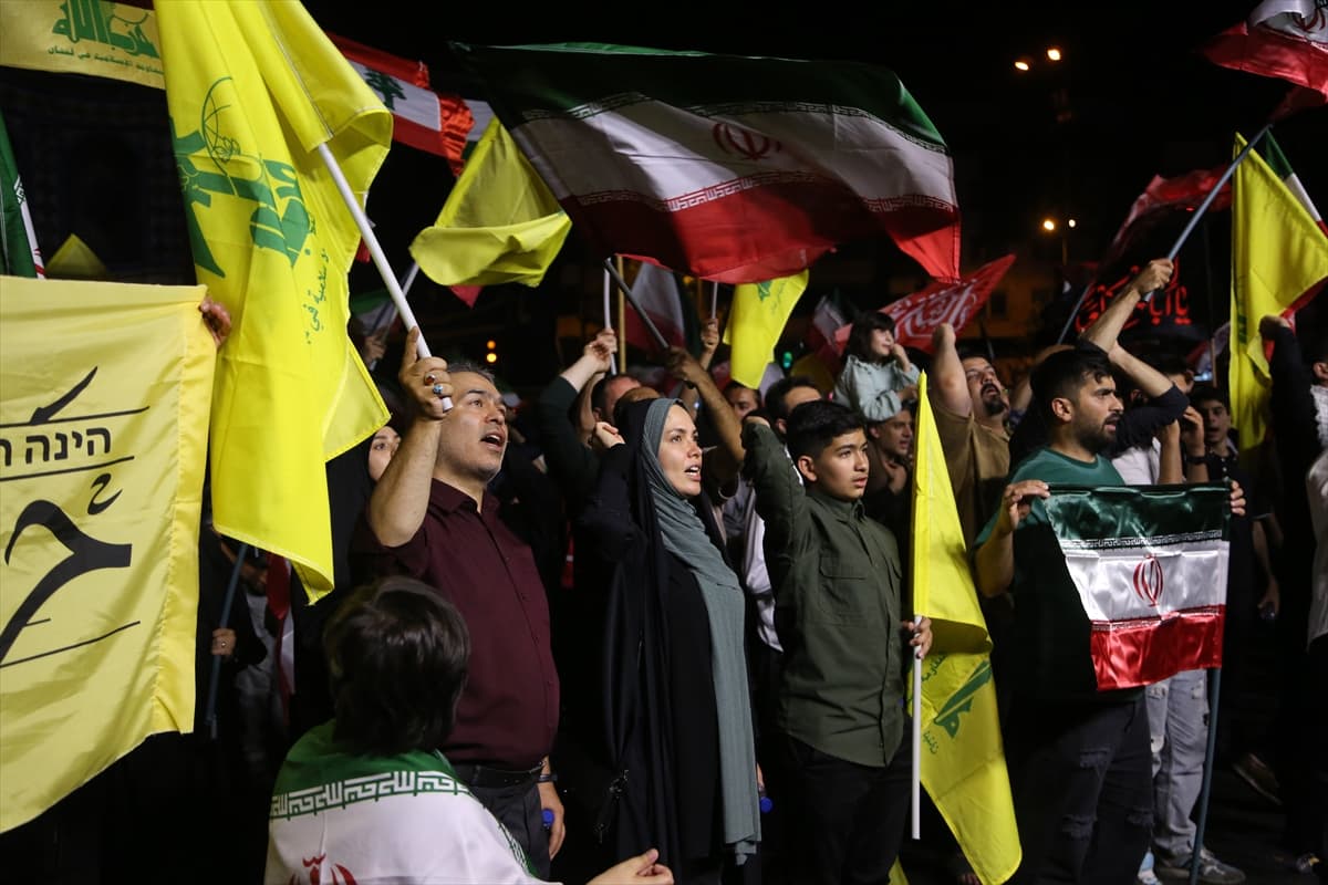 İran'da halk İsrail'e saldırılar sonucu meydanlarda sevinç gösterileri yaptı