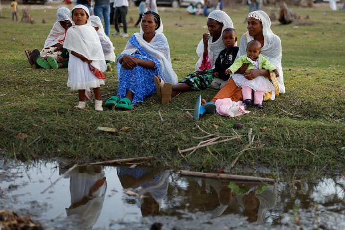 Rengarenk şemsiyelerle donatılan tören alayı