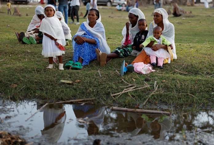 Rengarenk şemsiyelerle donatılan tören alayı