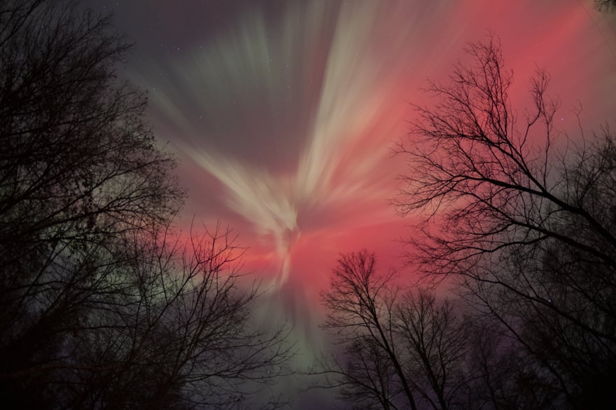 ABD'nin Minnesota eyaletinde gökyüzü, güçlü X sınıfı güneş patlamalarının ardından oluşan kuzey ışıklarıyla aydınlandı.