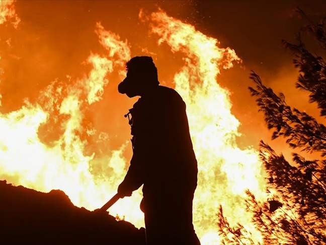 Patra'da orman yangınları yerleşim yerlerine yaklaştı