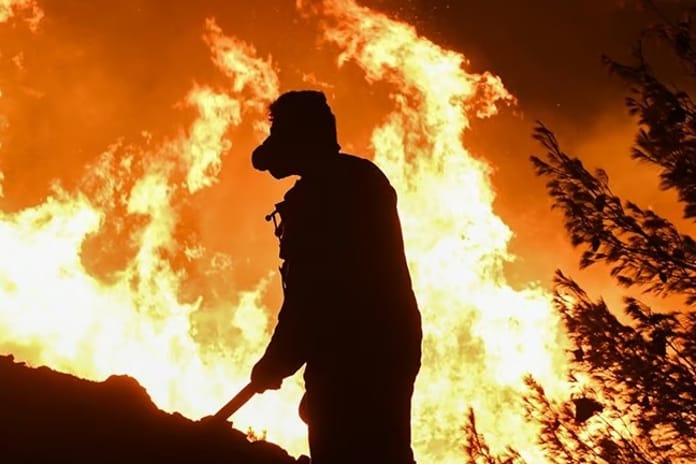 Patra'da orman yangınları yerleşim yerlerine yaklaştı
