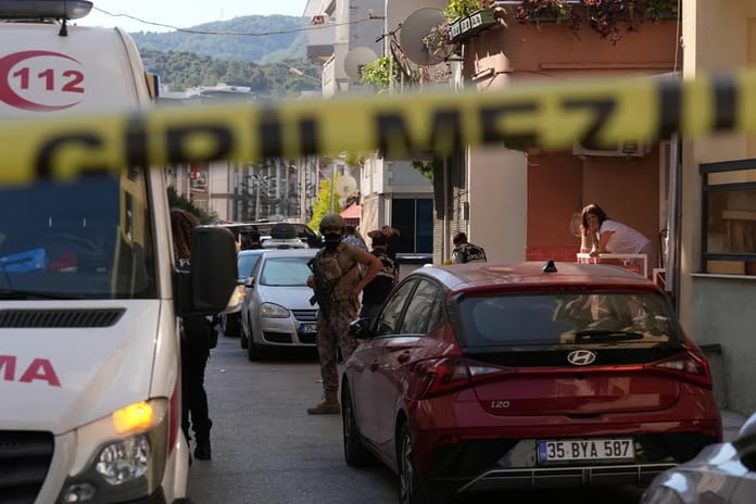 İzmir'de polis merkezine saldırı: 2 polis şehit, 2 polis yaralı