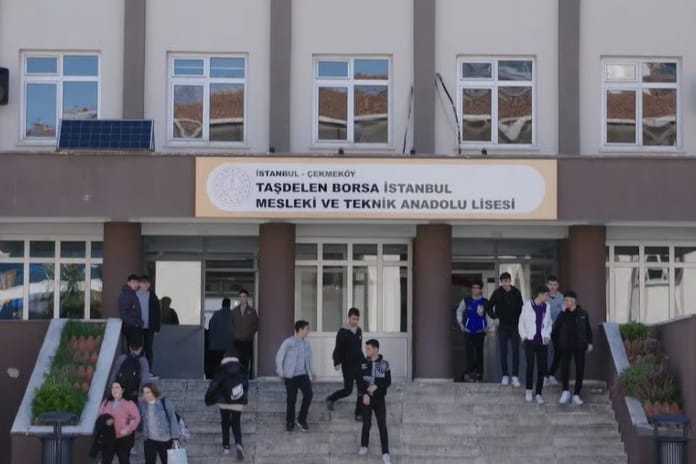 Çekmeköy'de lise öğrencisinden bıçaklı saldırı: İki öğretmen ve bir öğrenci yaralandı