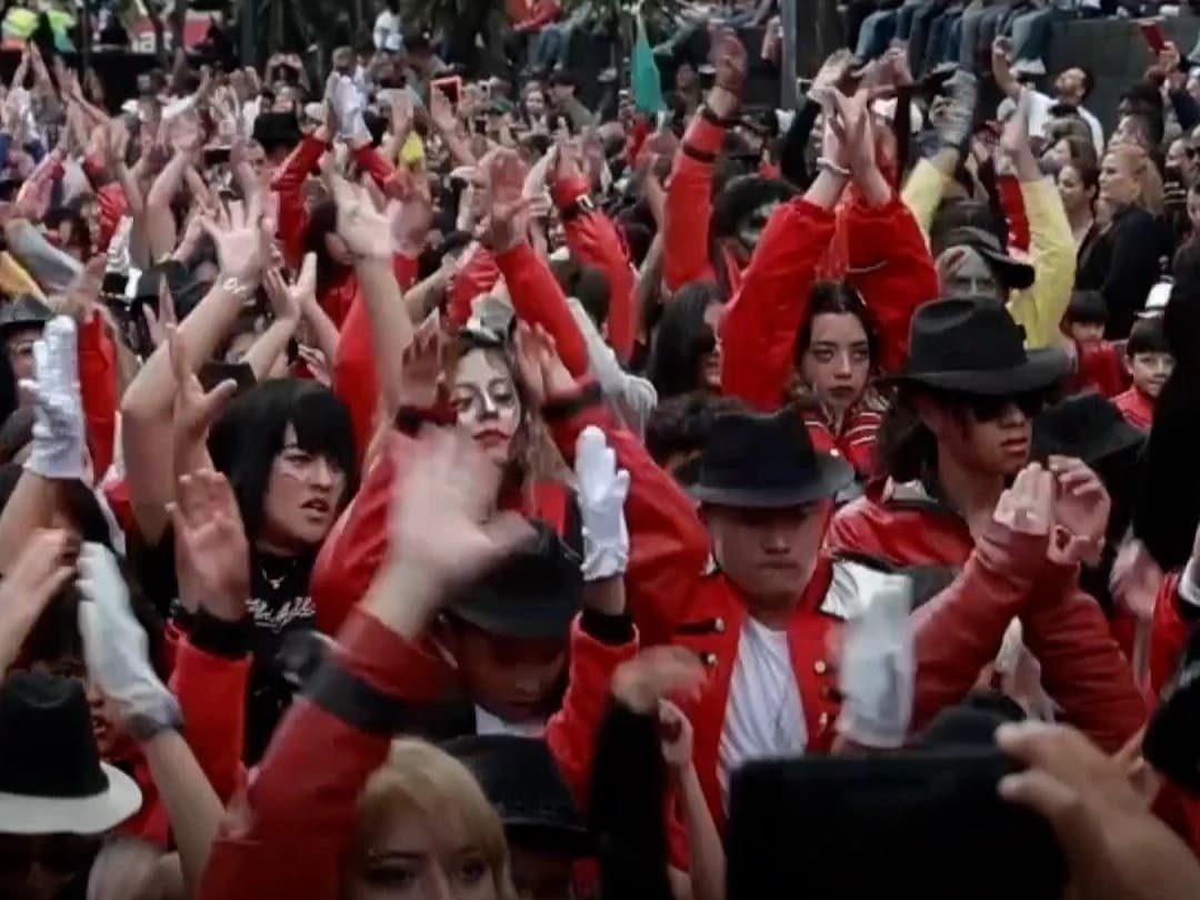 Michael Jackson'ı “Thriller” dansıyla andılar