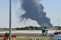 Hindistan Havayolları'na ait bir yolcu uçağı kalkıştan sonra düştü