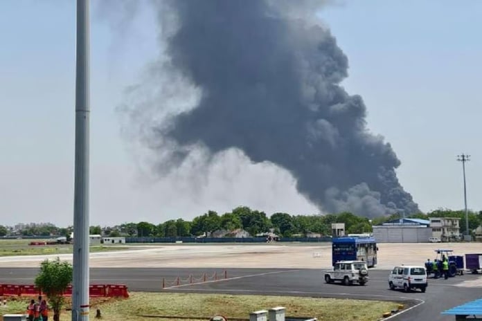 Hindistan Havayolları'na ait bir yolcu uçağı kalkıştan sonra düştü