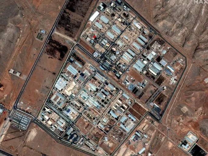  Israel Strikes Isfahan Nuclear Site as Iran Hits Tel Aviv