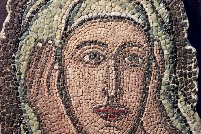 Bizans'ta kendini zincire vuran keşişin kadın olduğu ortaya çıktı