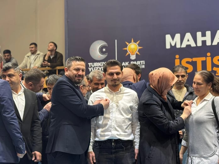 Balıkesir'de 19 CHP'li genç AK Parti'ye katıldı