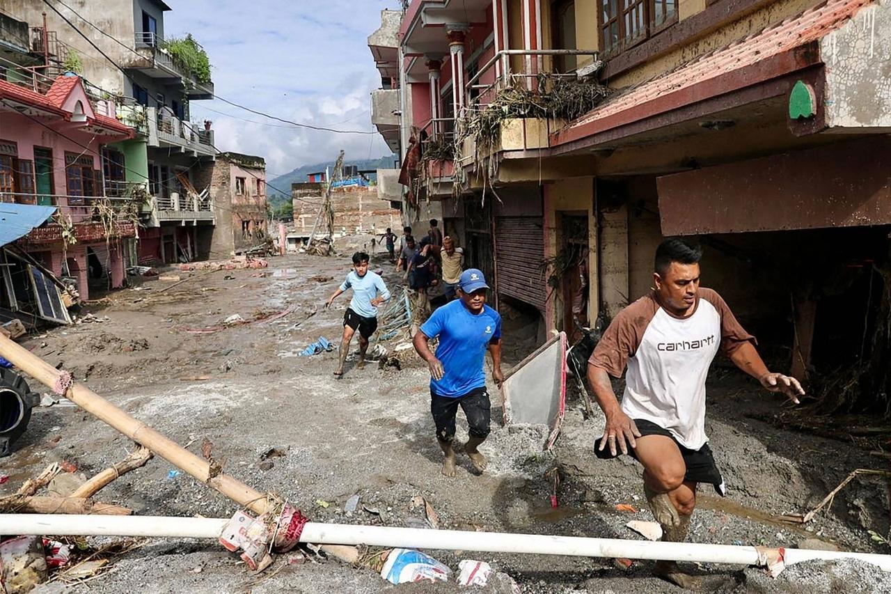 Nepal'deki selde öğretmen kendini feda etti