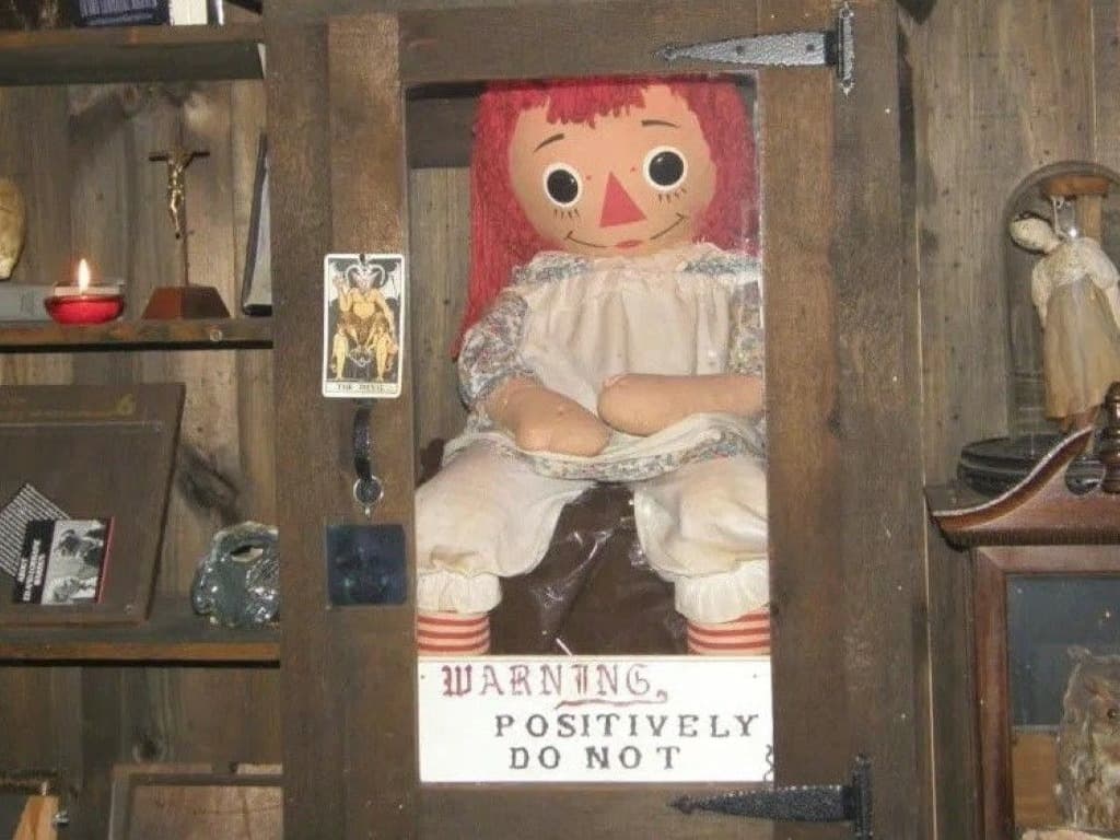 "Annabelle" bebekle tura çıktı otel odasına ölü bulundu