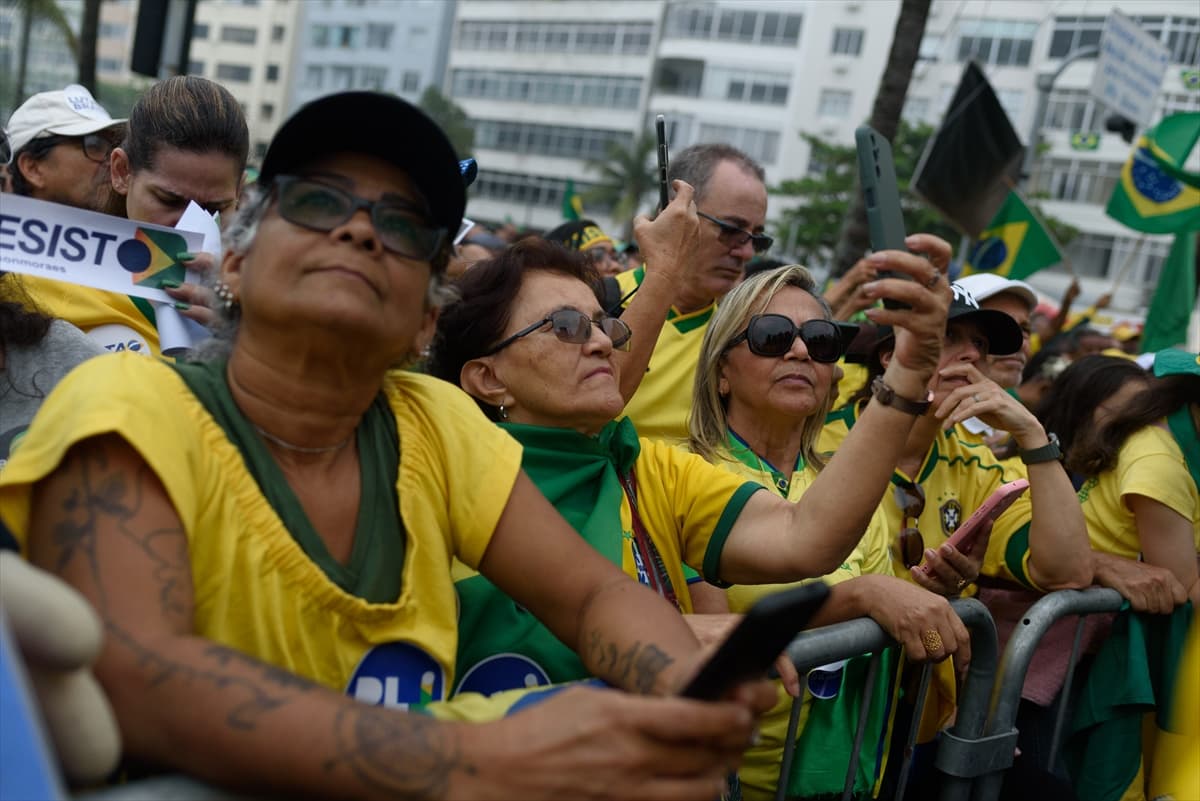 Brezilya’da Bolsonaro yanlıları af talebiyle toplandı