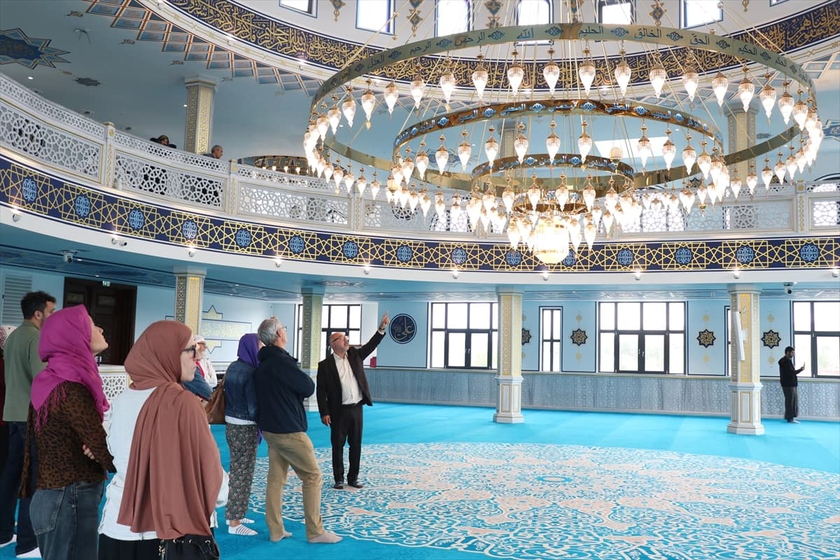 Eyüp Sultan Camisi Fransa'da ibadete açıldı