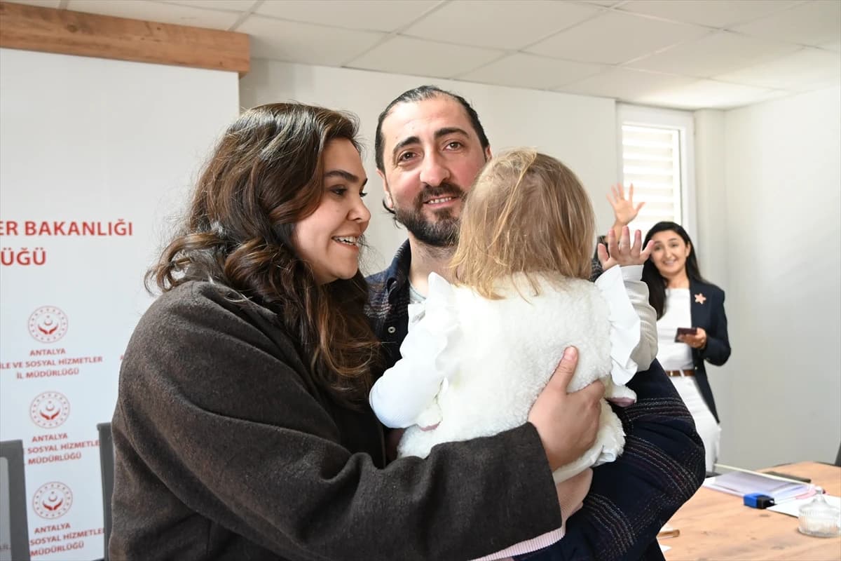 Antalya'da devlet korumasındaki 10 çocuk sıcak yuvalarına kavuştu